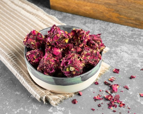 Gül Yapraklı Antep Fıstıklı Lokum