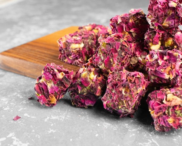 Gül Yapraklı Antep Fıstıklı Lokum