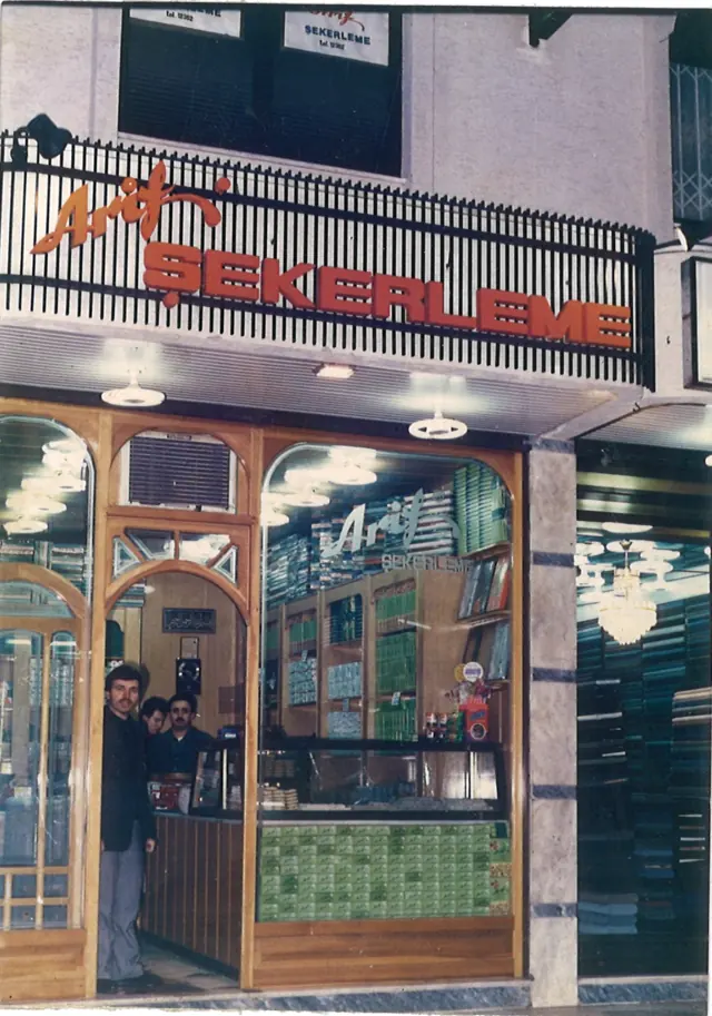 Arif Şekerleme tabelalı dükkânın girişi; kapıda Şaban Usta
